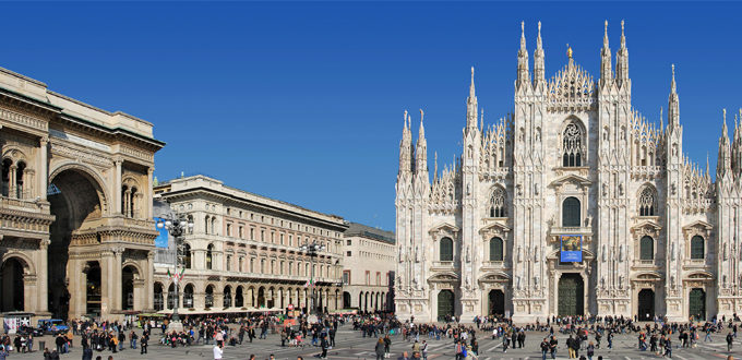 Piazza Duomo avec il Duomo à droite et la Galleria Vittorio Emanuele II à gauche